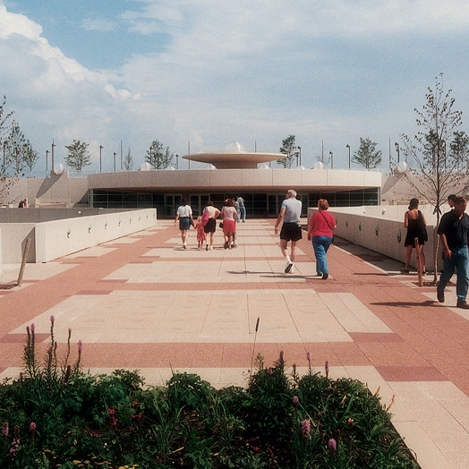 Level walking surface on a rooftop terrace