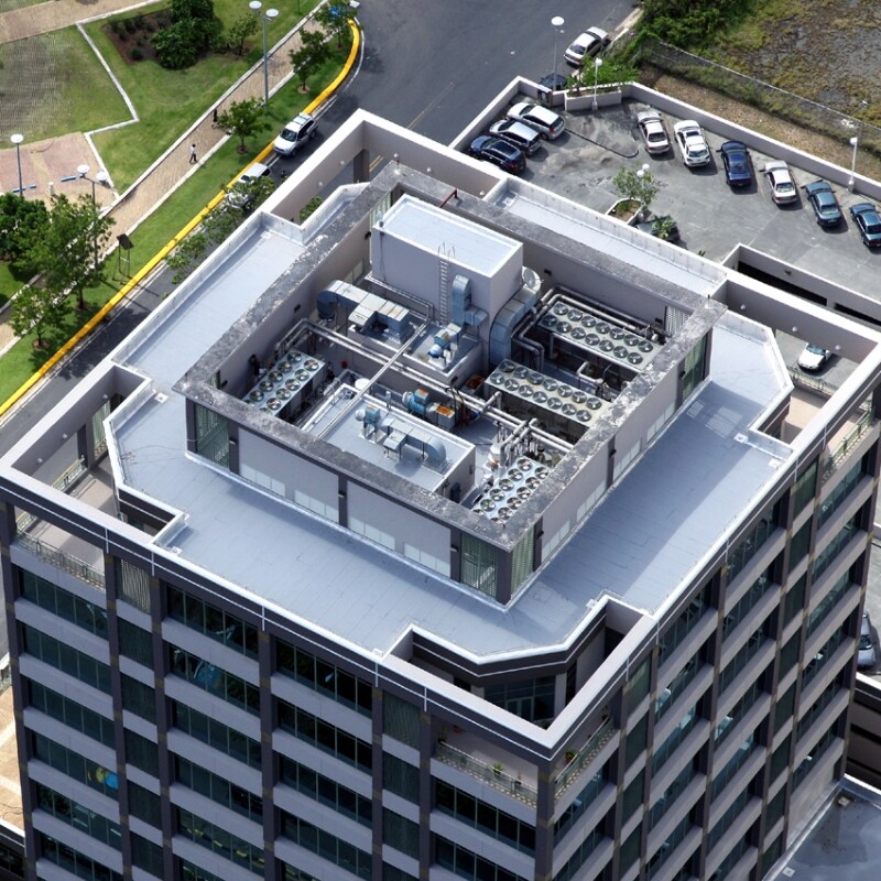 Commercial roof with lightweight insulating concrete that provides mass effect