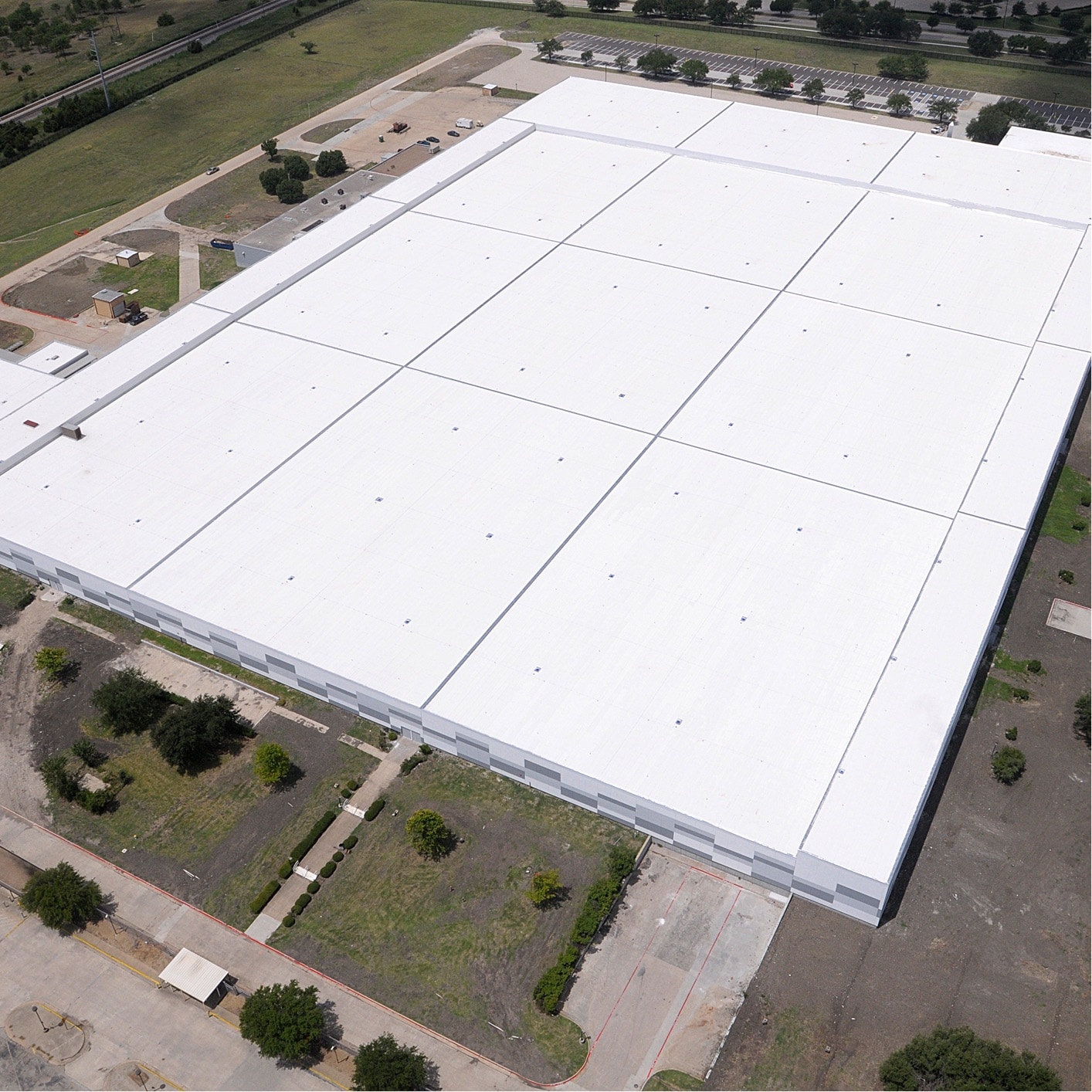 Aerial view of the large, white-roofed Skyline Data Center building.