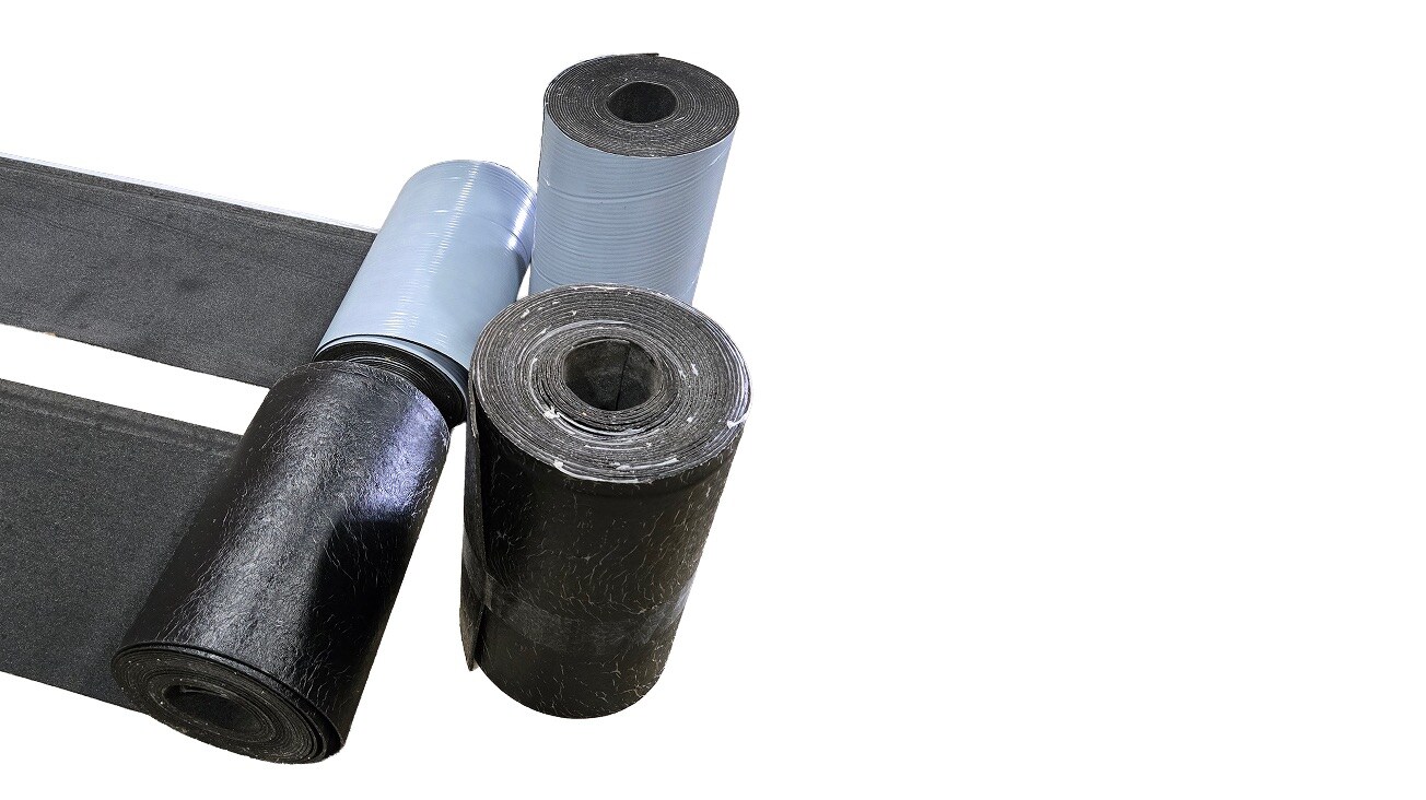 Two rolls of Parastrip TG, one showing the back surface with a self-adhered bitumen layer for torch application and the other lined with a polyolefin burn off film.