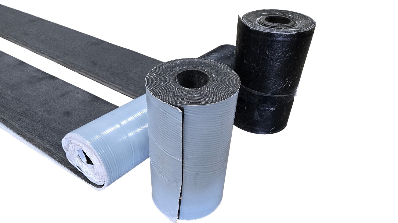 Two rolls of Parastrip SA, one showing the back surface with a self-adhered bitumen layer and the other lined with a polyolefin release film.